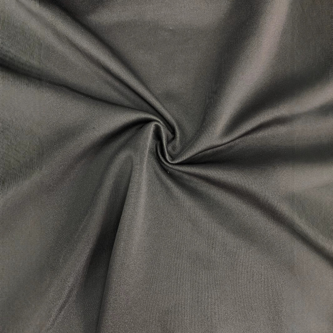 Robe noire fendue avec cape à une épaule