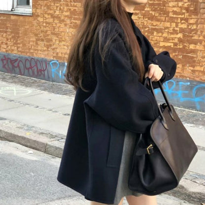 Manteau court en laine noir - élégant et sophistiqué
