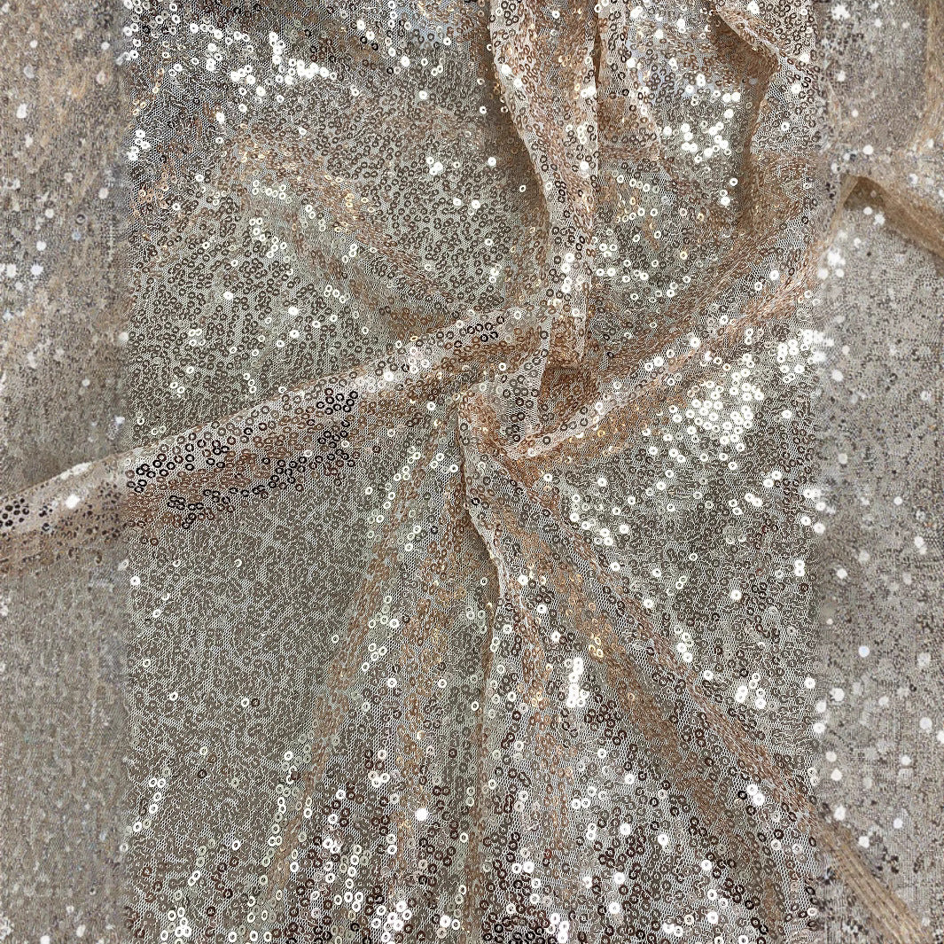 Robe noire fendue avec cape à une épaule