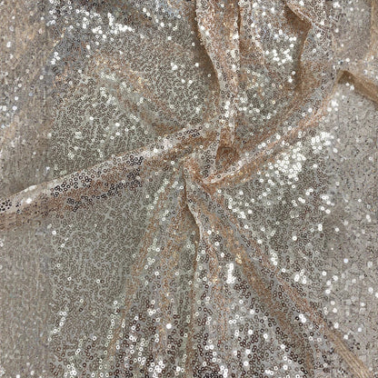 Robe noire fendue avec cape à une épaule